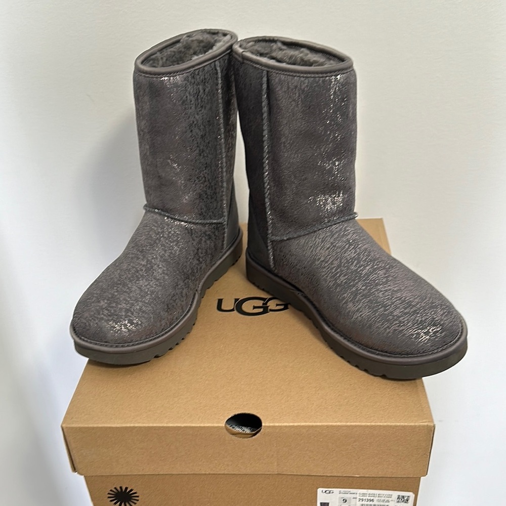 UGG Gray marble short Shearling Boots size 9 new